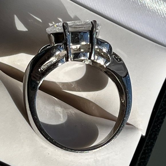 Sparkly cocktail ring, silver tone and cubic, size 9. - Picture 10 of 16